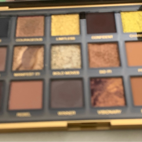 Huda empowered eyeshadow palette - Picture 1 of 3